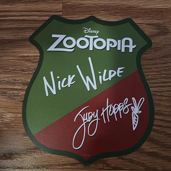 2018 Walt Disney World MVMCP Exclusive Zooptopia Nick Wilde and Judy Hopps Badge - Picture 1 of 2